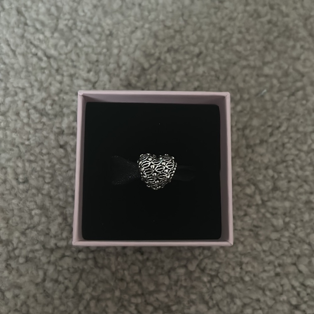 Pandora “kisses of love” Charm